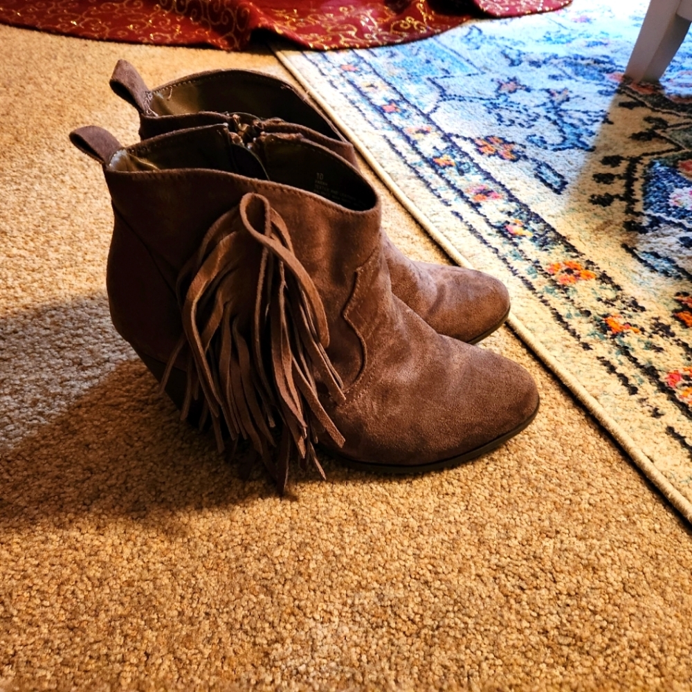 Size 10 taupe faux suede fringe boots